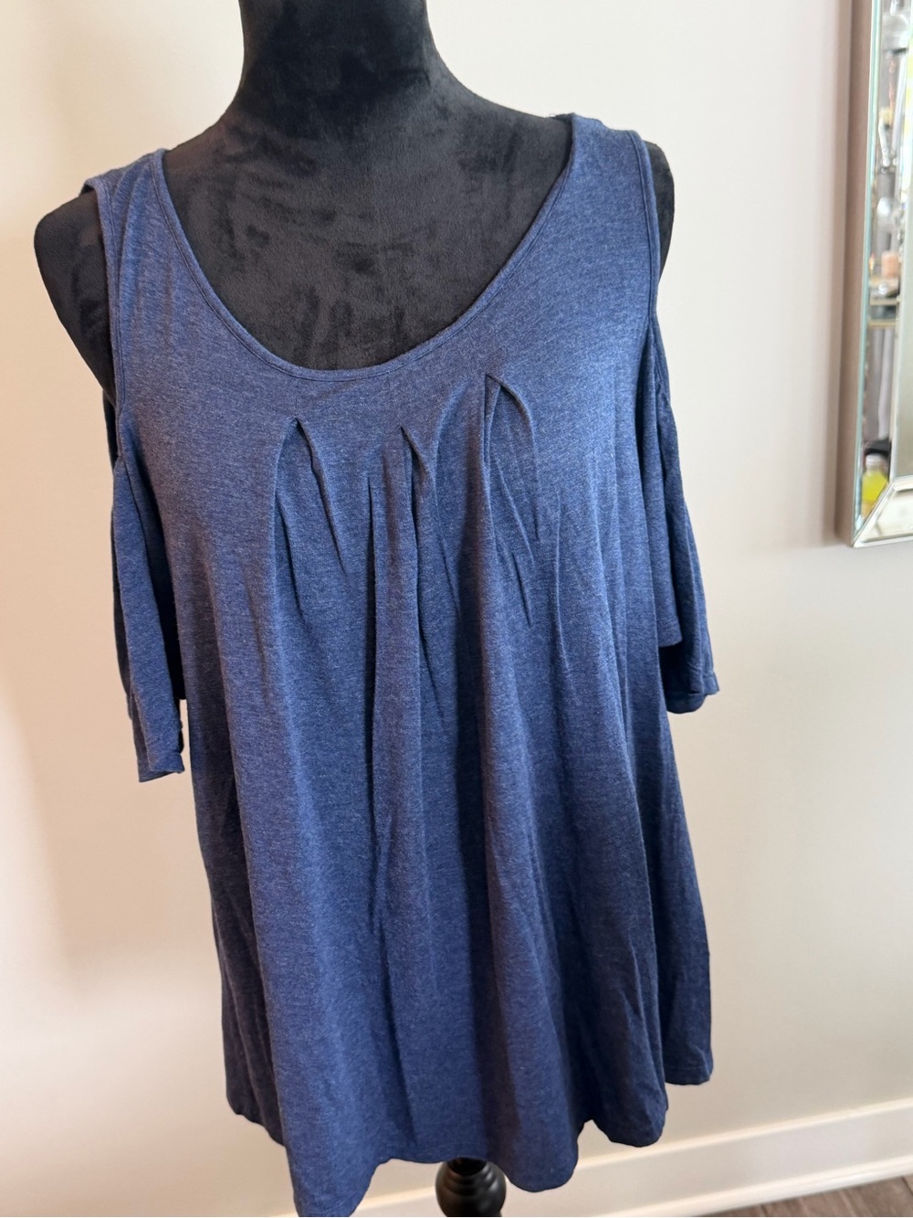 Very CUTE! Women's Navy Cold-Shoulder Pleated Knit Top

#135